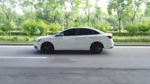 坐推土機的少女